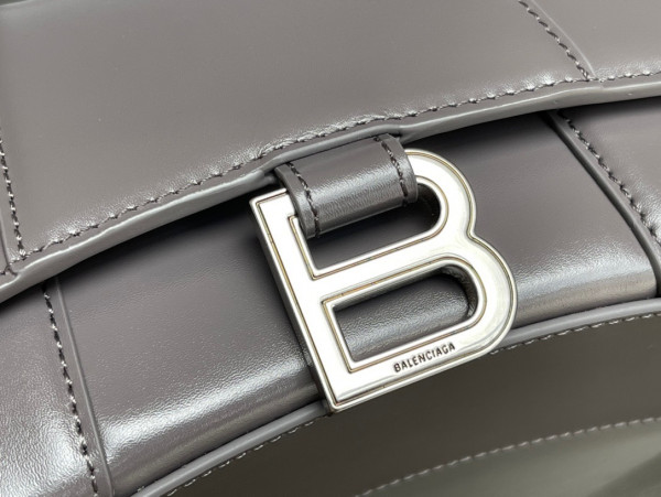 Ba*len*cia*ga hourglass