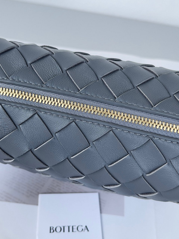 bo*te*ga Ve*ne*ta mini loop camera bag