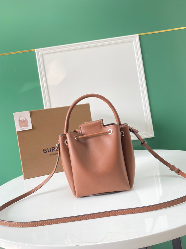 B**rry bucket bag
