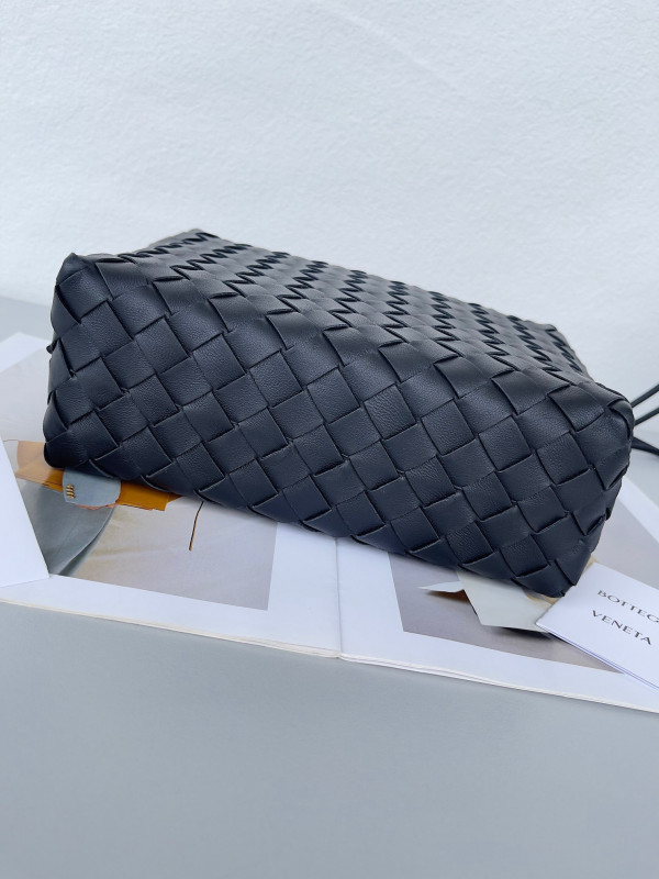 bo*te*ga Ve*ne*ta small loop camera bag