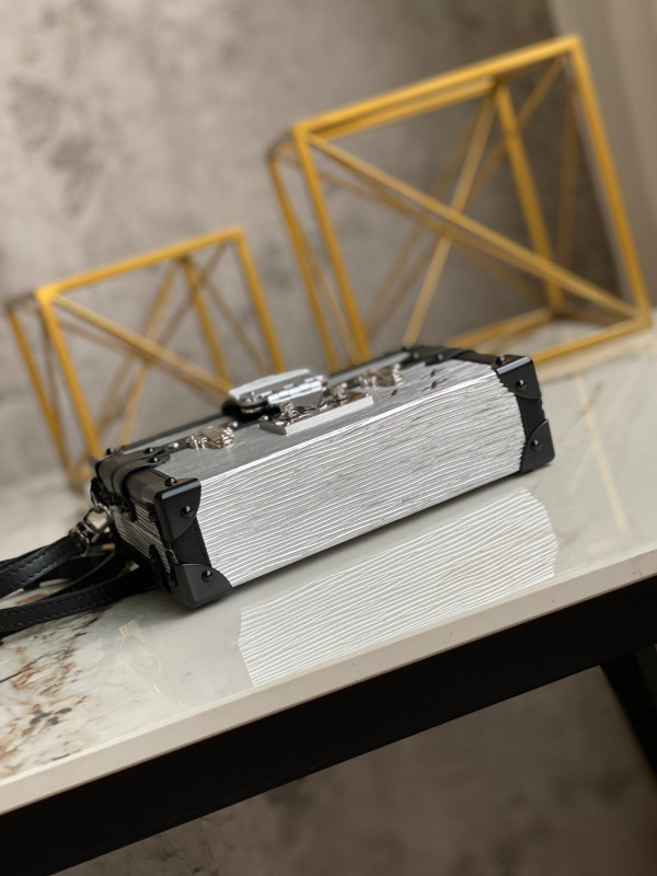 l0*is V*t0n petite malle