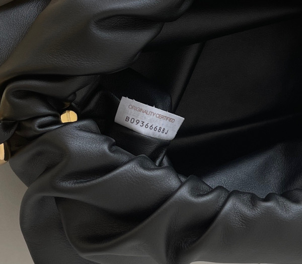 bo*te*ga Ve*ne*ta the chain pouch