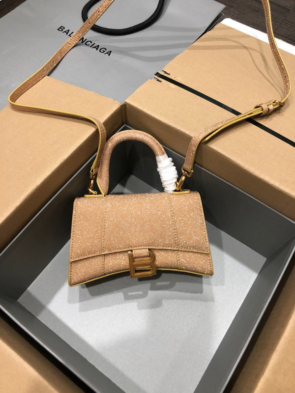 Ba*len*cia*ga hourglass