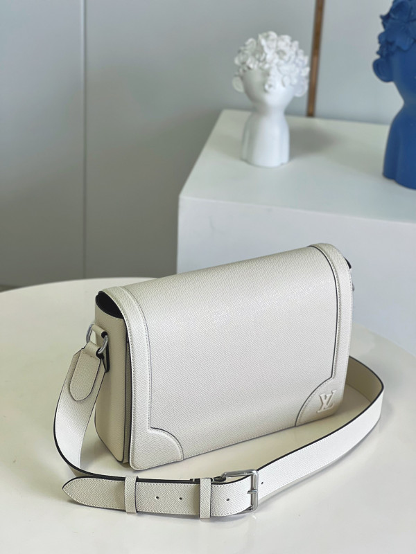 l0*is V*t0n new flap messenger