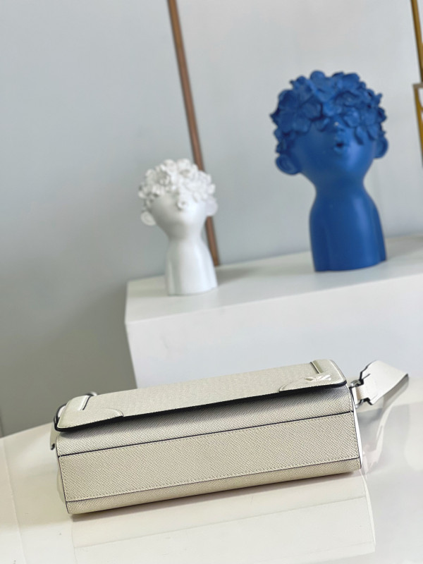 l0*is V*t0n new flap messenger