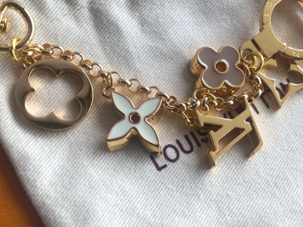 l0*is V*t0n fleur de monogram bag charm chain
