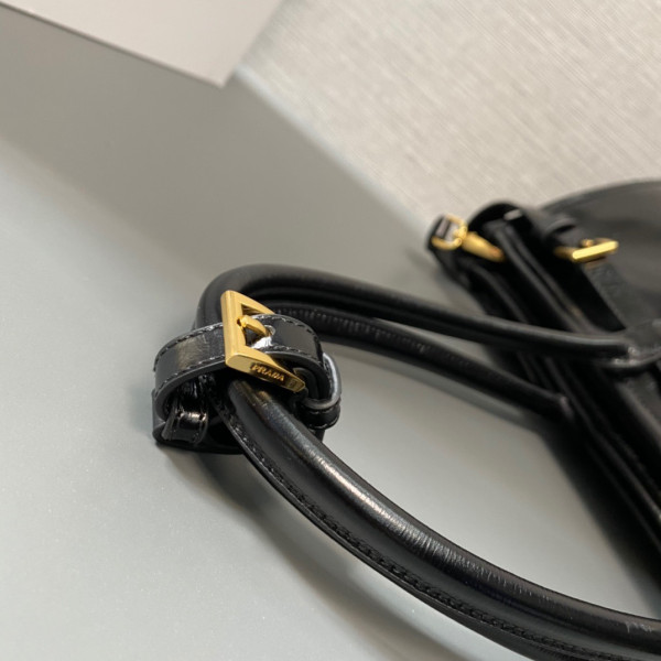 Pra*a large leather handbag