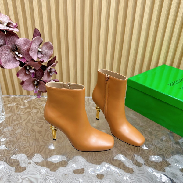 bo*te*ga Ve*ne*ta  knot ankle boot