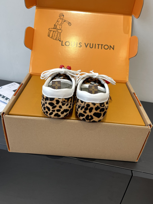 l0*is V*t0n sneakerina