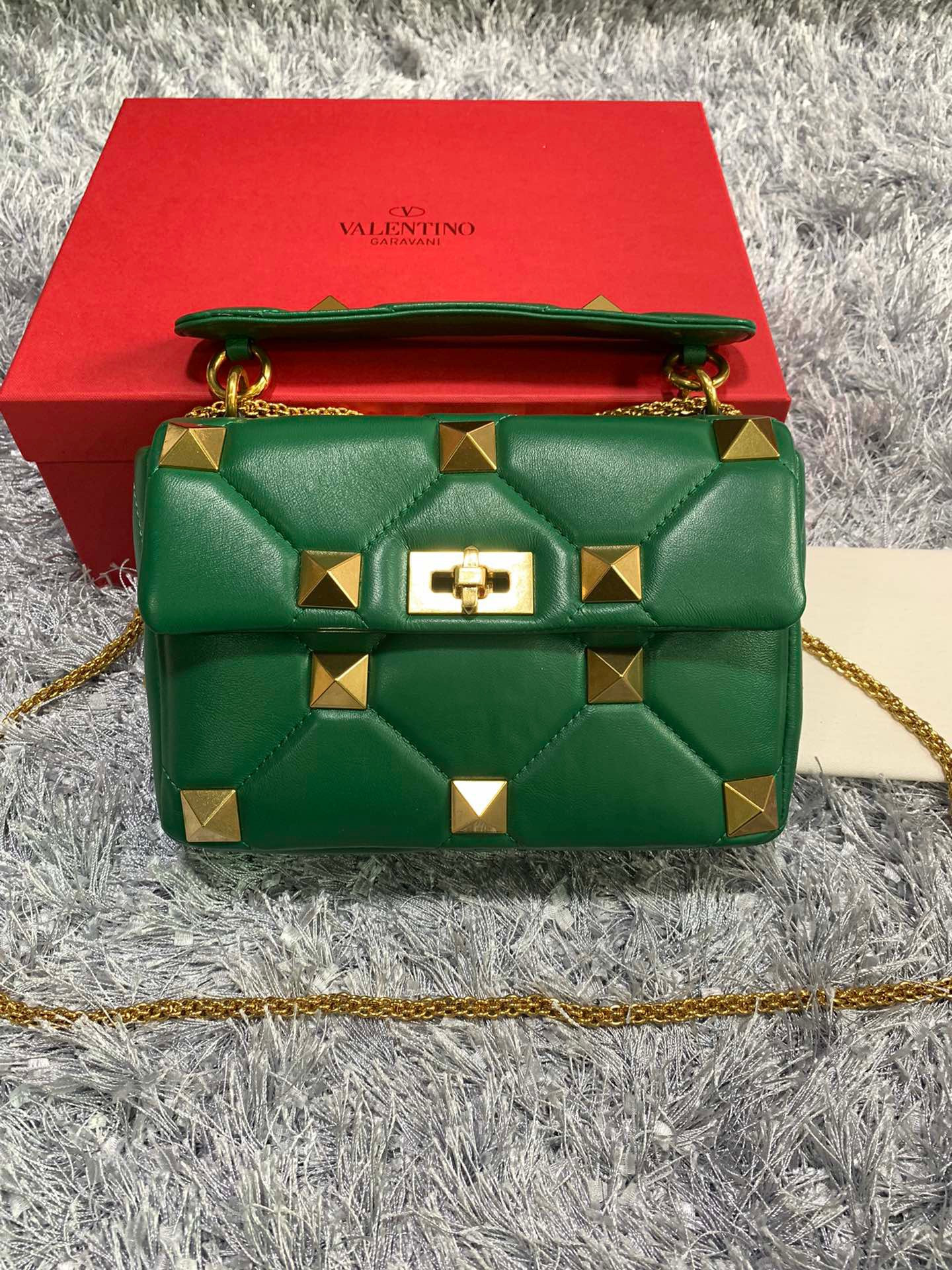 VALENTINO MEDIUM ROMAN STUD THE SHOULDER BAG