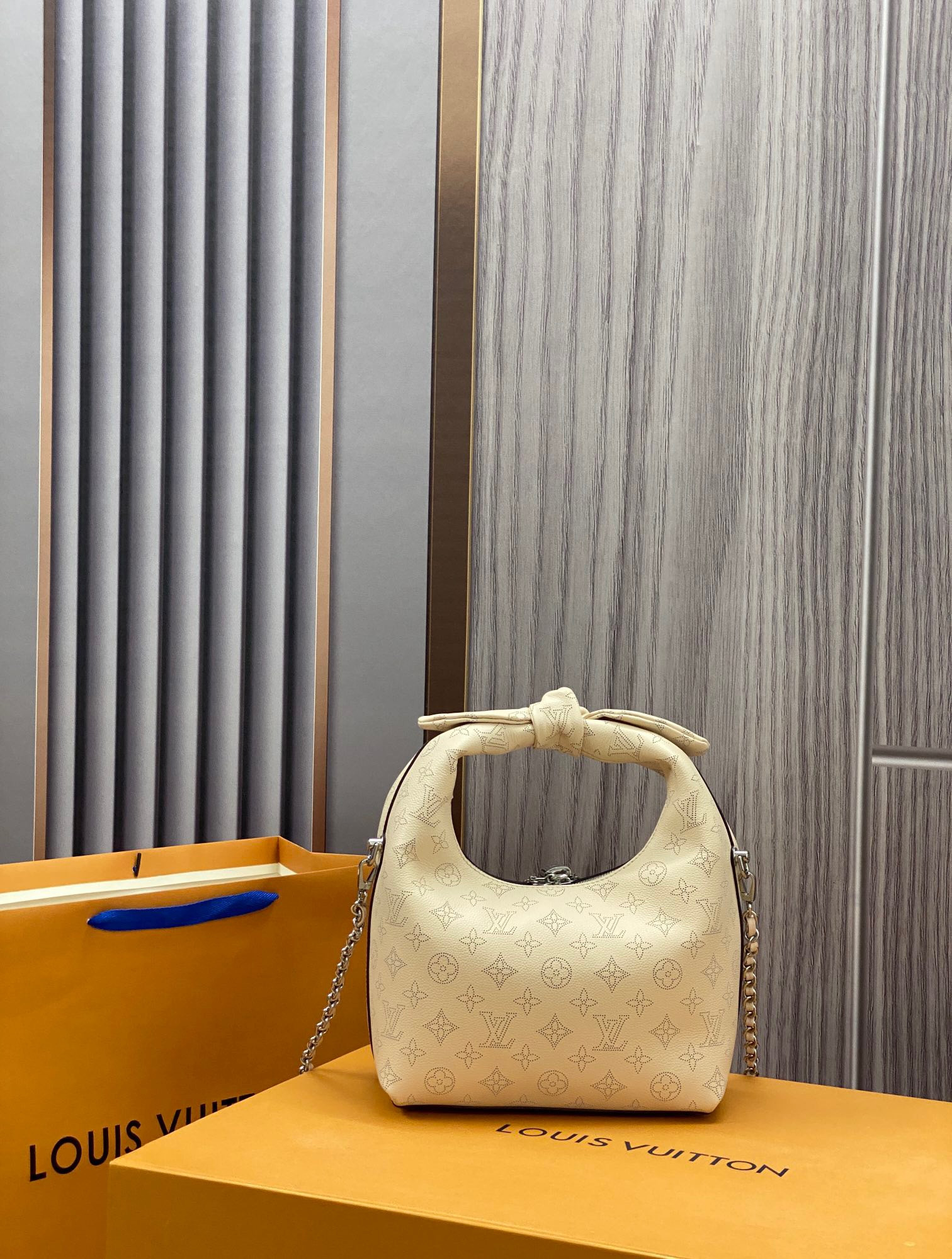 l0*is V*t0n why knot pm