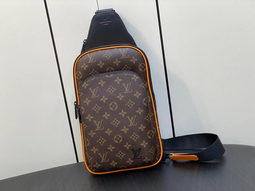 l0*is V*t0n avenue slingbag