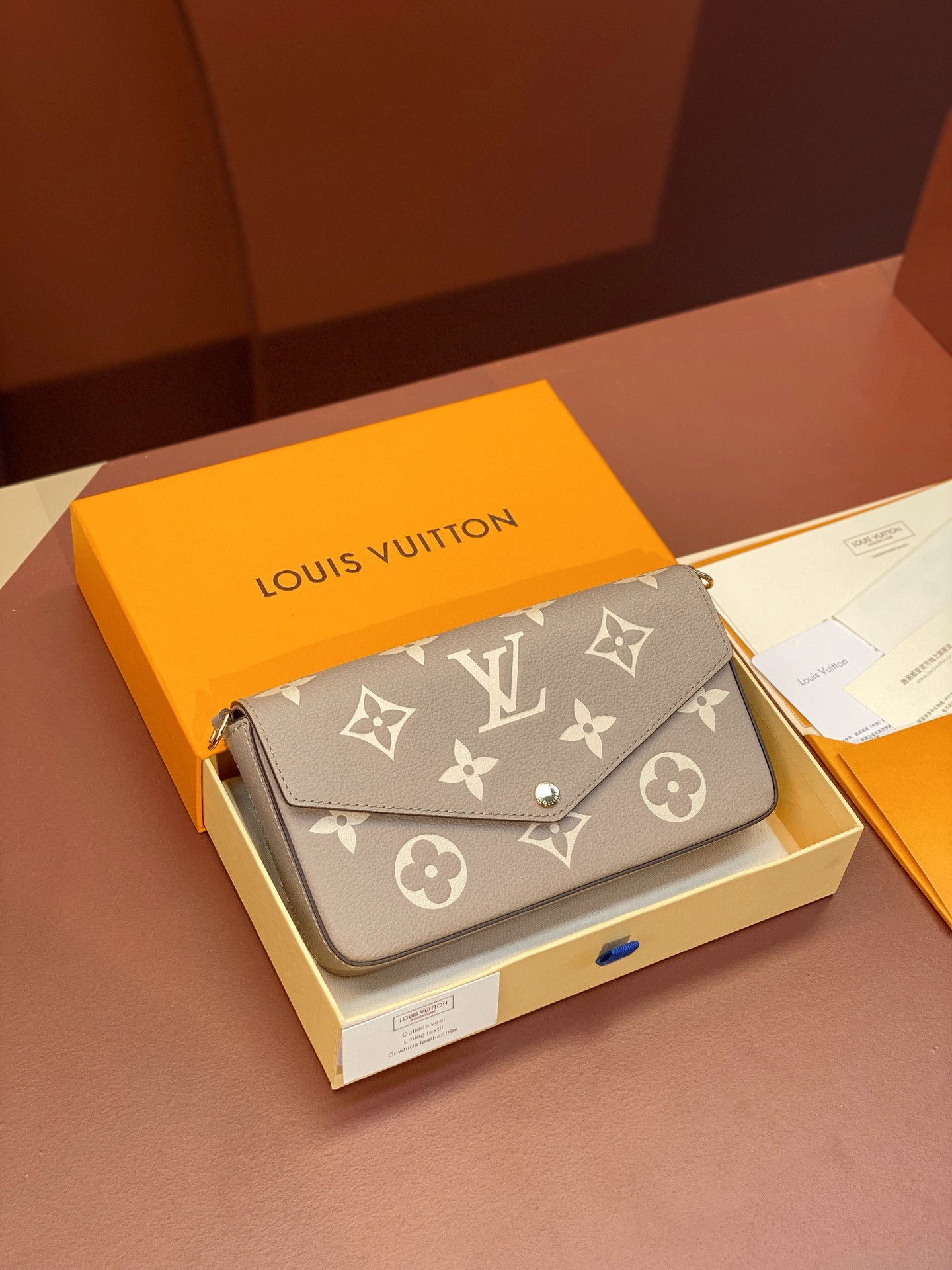 l0*is V*t0n pochette fÉlicie