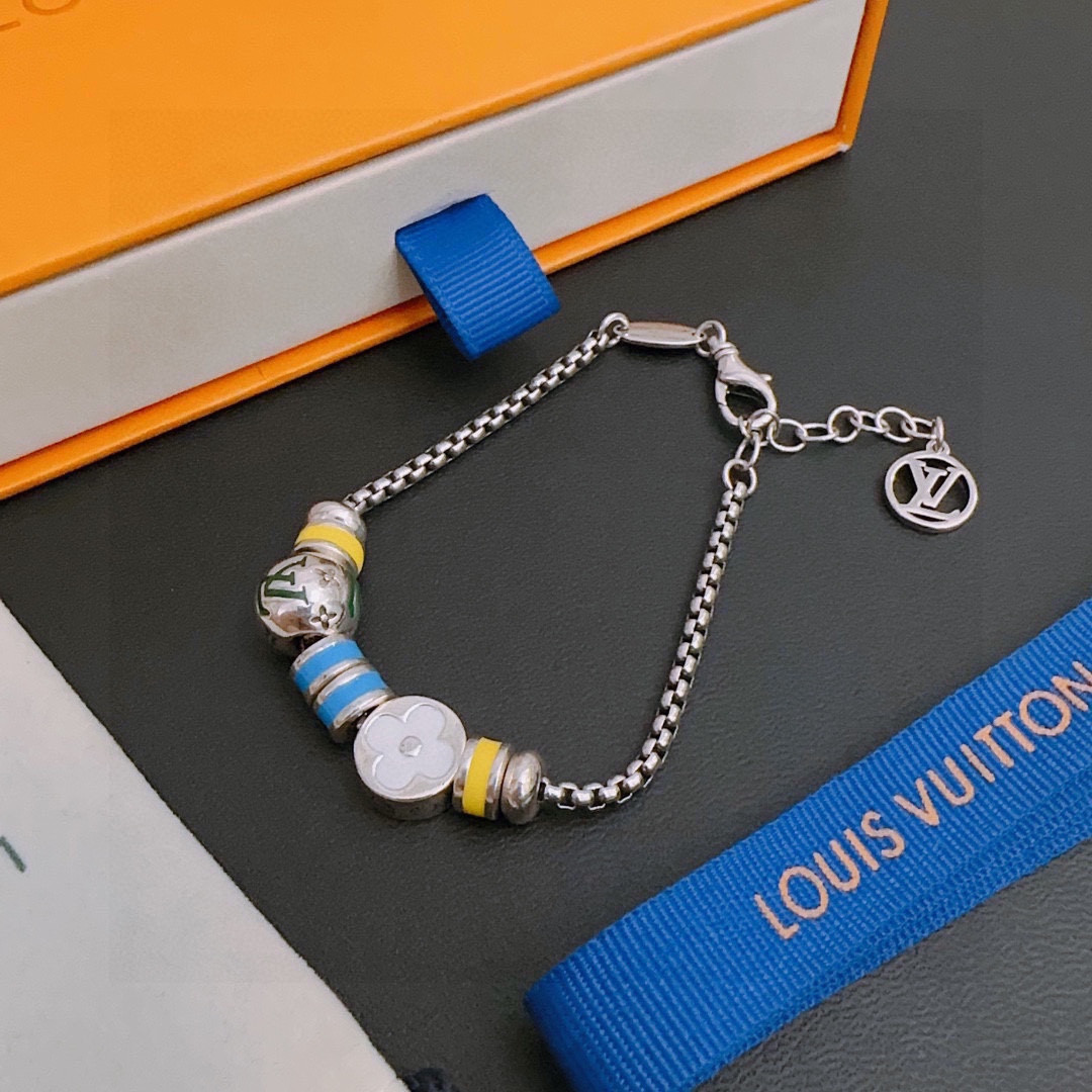 l0*is V*t0n bracelet